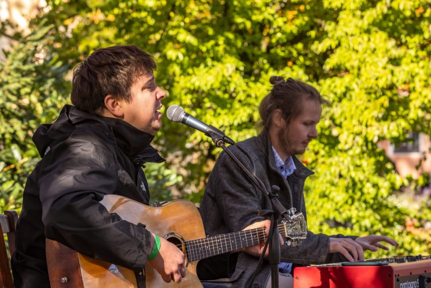 Novoměstské farmářské trhy rozproudí Martin Sedlák & Jenda Novák