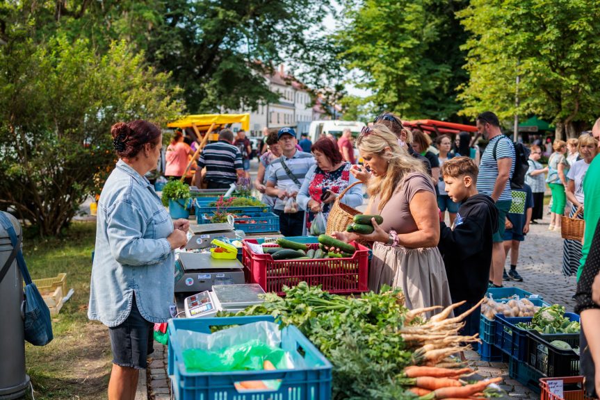 Fotoreportáž: Když Novoměstské farmářské trhy voní létem a zní swingem
