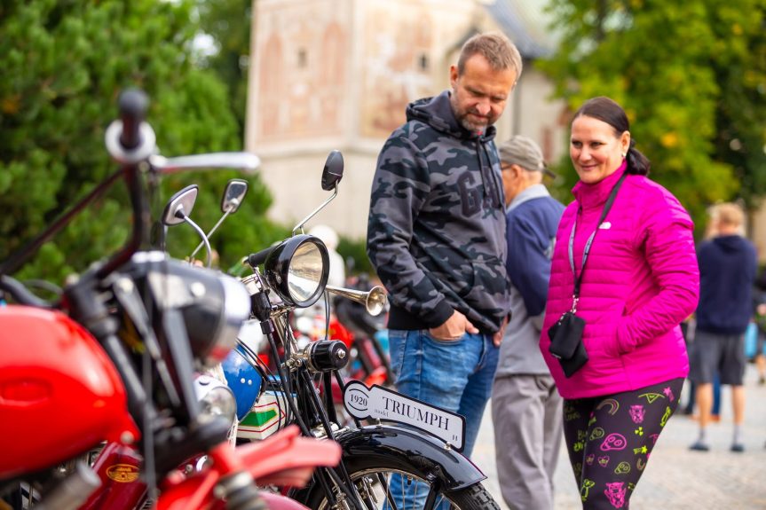 Dřevěné atrakce, vůně podzimu a lesk historických aut – Svatováclavské slavnosti se blíží